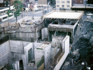 Vue en plongée de la construction du métro Verdun